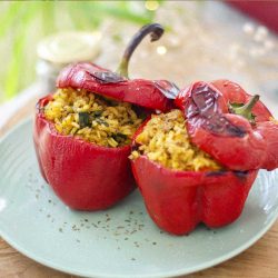 Pimientos rellenos de arroz y verduras