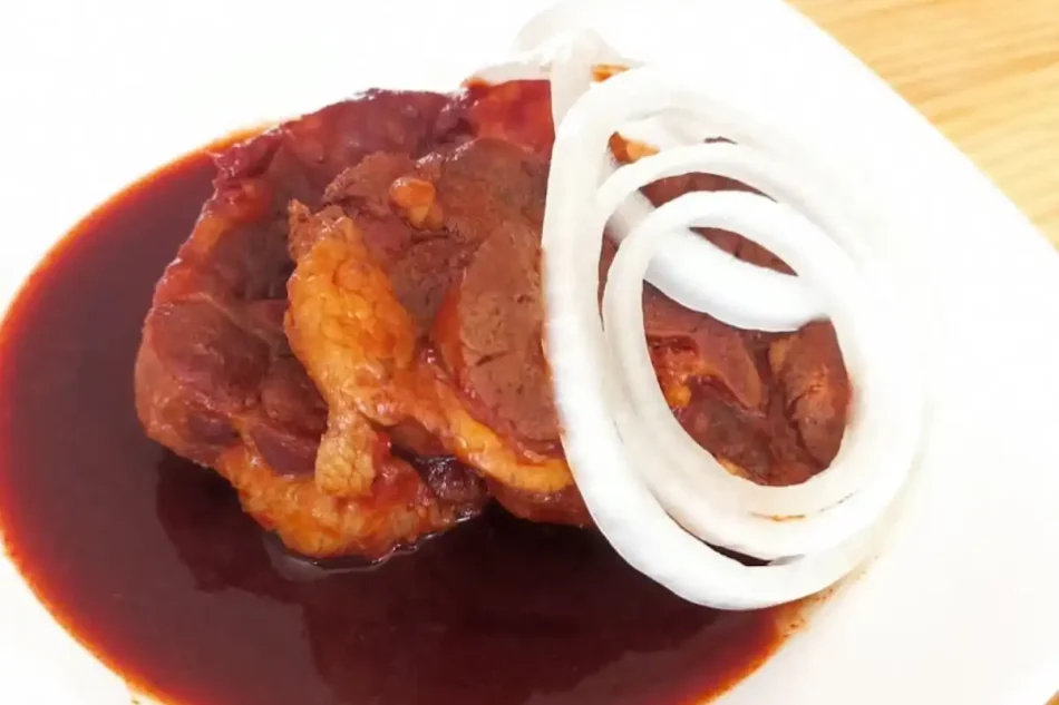 Cola de res en adobo: receta fácil, económica y llena de sabor. Ideal para una comida rendidora, sabrosa y perfecta para toda la familia.